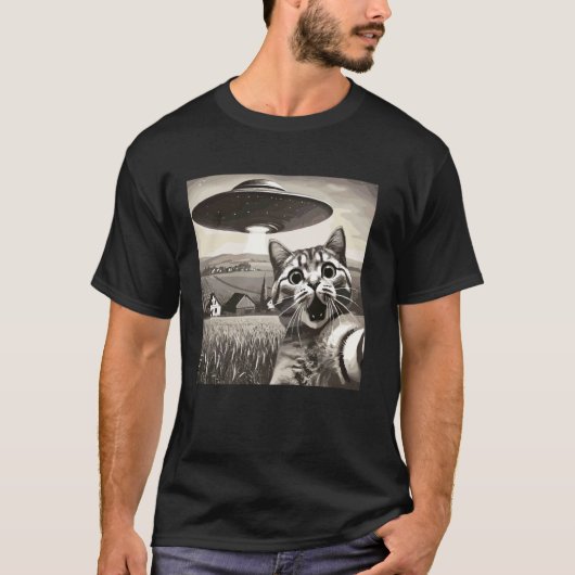 エイリアンUFOと猫のセルフィー 笑える猫 Tシャツ (正面)