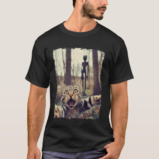 エイリアンUFOと猫のセルフィー 面白い猫のギフト メンズ Tシャツ (正面)