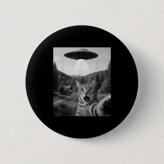 エイリアンUFOと猫のセルフィー 面白い猫 エド・ガムのユーモア 缶バッジ (正面)
