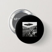 エイリアンUFOと自撮りするアライグマ　アライグマと宇宙人の面白グッズ 缶バッジ (正面&裏面)