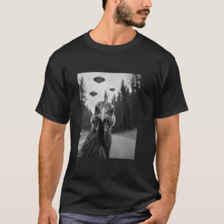 エイリアンUFOと自撮りするニワトリ、面白いUFOファームのアニマル Tシャツ
