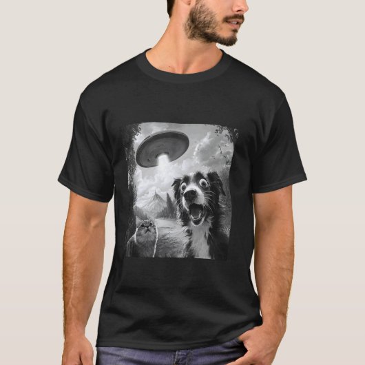 エイリアンUFOと驚く猫の自撮り 楽しい猫の男性グッズ Tシャツ (正面)