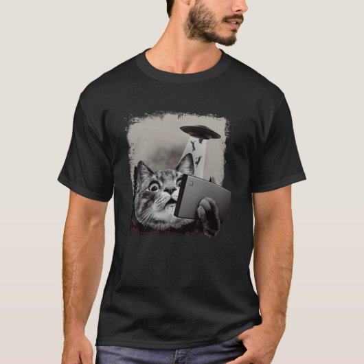 エイリアンUFOキャットセルフィー猫 Tシャツ (正面)