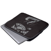 エイリアンufoサーフィンイラストレーション（ホームに戻る） ラップトップスリーブ (正面下部)