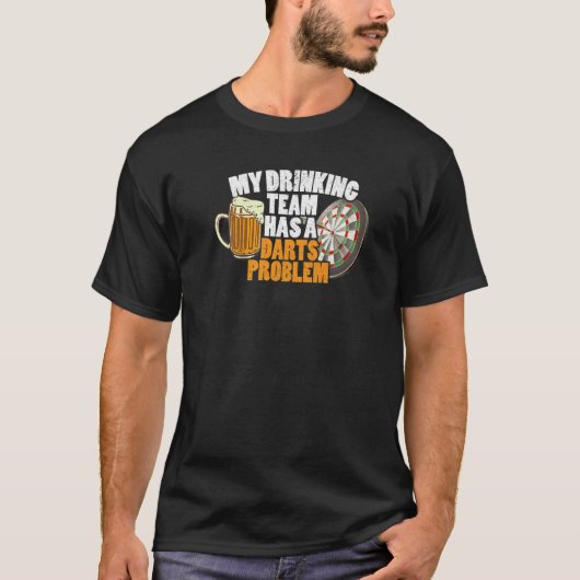 エキスパートビール飲み物私の飲み物チームはダーツを持っている Tシャツ (正面)