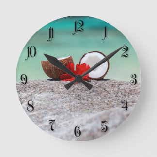 エキゾチックな海岸に熱帯の花が咲くココナツ ラウンド壁時計