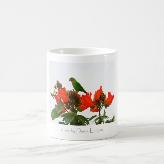 エキゾチックな熱帯緑およびオレンジオウムと襲って下さい コーヒーマグカップ (中央)