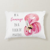 エキゾチックモダンなピンクの水の色のフラミンゴと引用文 アクセントクッション (正面)