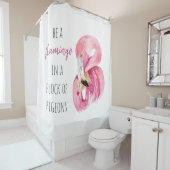 エキゾチックモダンなピンクの水の色のフラミンゴと引用文 シャワーカーテン (インサイチュ)