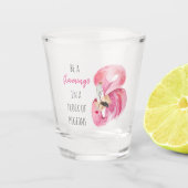 エキゾチックモダンなピンクの水の色のフラミンゴと引用文 ショットグラス (正面)