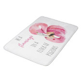 エキゾチックモダンなピンクの水の色のフラミンゴと引用文 バスマット (アングル)