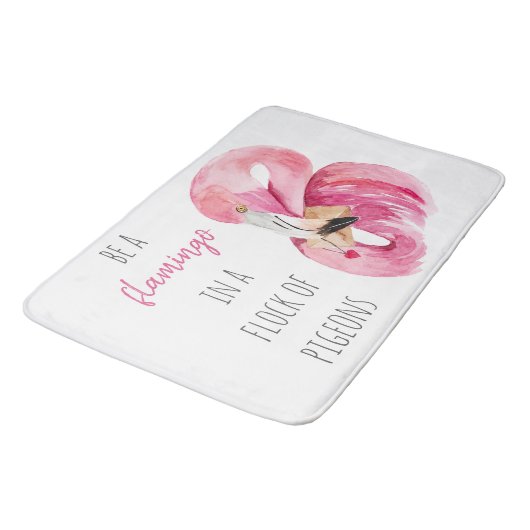 エキゾチックモダンなピンクの水の色のフラミンゴと引用文 バスマット (アングル)
