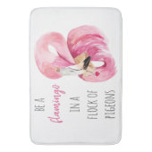 エキゾチックモダンなピンクの水の色のフラミンゴと引用文 バスマット (正面縦)