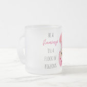 エキゾチックモダンなピンクの水の色のフラミンゴと引用文 フロストグラスマグカップ (正面左)