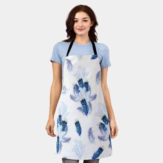 エキゾチック – 白オウムの青い色調の羽が繰り返す エプロン (着用した状態)