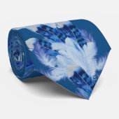 エキゾチック – 白オウムの青い色調の羽が繰り返す ネクタイ (ロール)