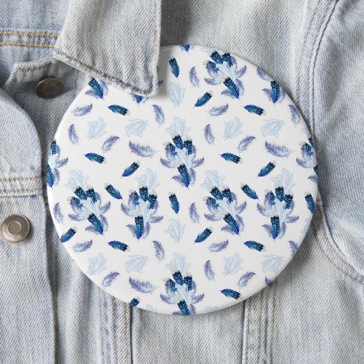 エキゾチック – 白オウムの青い色調の羽が繰り返す 缶バッジ (インサイチュ)