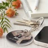 エギーモダンタイポグラフィ | 写真を持つ夫妻 キーホルダー (正面右)