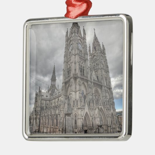 エクアドルのキトにある大聖堂の外観 メタルオーナメント (左)