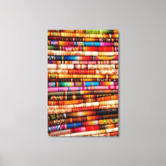 エクアドル、キトエリア、オタバロ手工芸品市場 キャンバスプリント (正面)