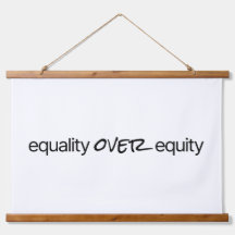 エクイティ上の平等ウッドトップウォールタペストリー