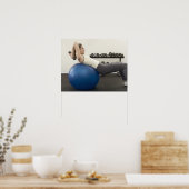 エクササイズとハンドウェイトを使用する女性 ポスター (キッチン)