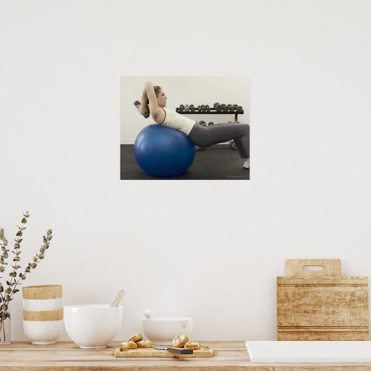 エクササイズとハンドウェイトを使用する女性 ポスター (キッチン)