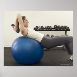 エクササイズとハンドウェイトを使用する女性 ポスター