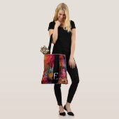 エクスカリバー叙事詩ソード；レッドイエローファンタジーモノグラム トートバッグ (モデル)