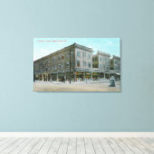 エクステリアビューのオーバートンホテル# 2 キャンバスプリント (インサイチュ (ウッドフロア))