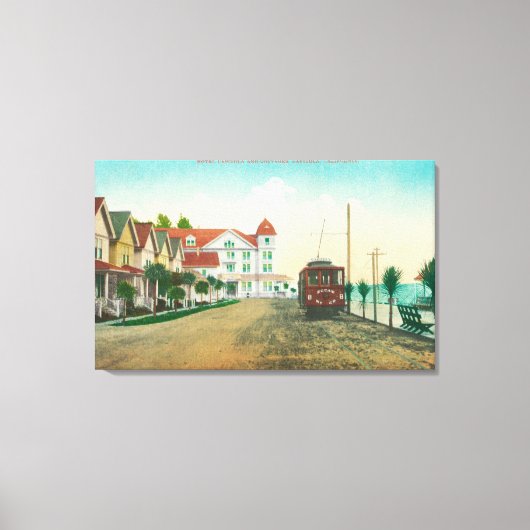 エクステリアビューオブザホテルキャピトラとコテージ キャンバスプリント (正面)