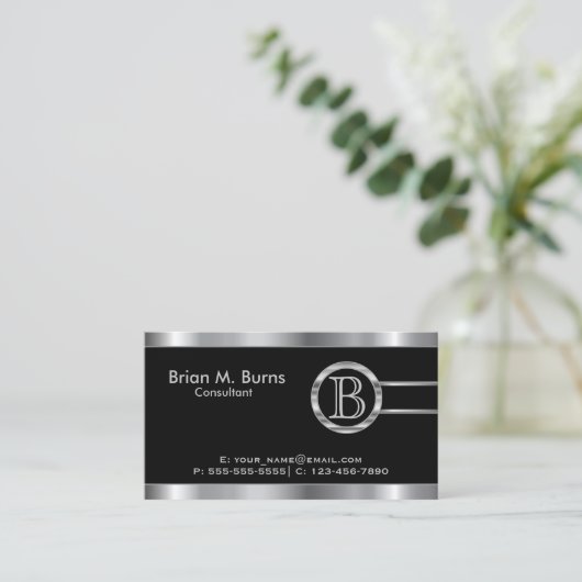 エグゼクティブブラックとシルバーフェイクメタリック – モノグラム 名刺 (スタンド正面)