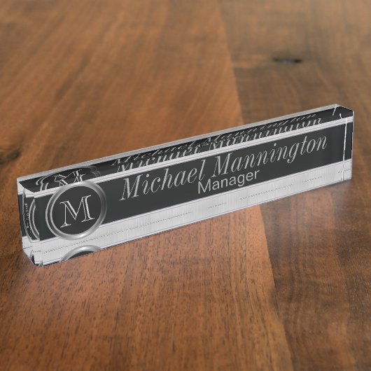 エグゼクティブモノグラムデザイン – ホワイトブラシ鋼 デスクネームプレート (側面)