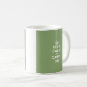 エコの緑のKeep Calm and Carry On コーヒーマグカップ (正面右)