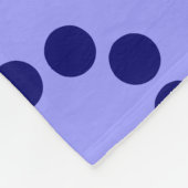 エコシステム – パステルブルーオン深いネイビー フリースブランケット (角)