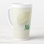 エコーと提供 | フローティング・リーフを使用した「Me Time」 カフェラテマグ (左アングル)