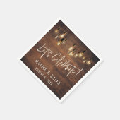 エジソンライト付き茶色の木の壁レッツ祝ー スタンダードカクテルナプキン (角)