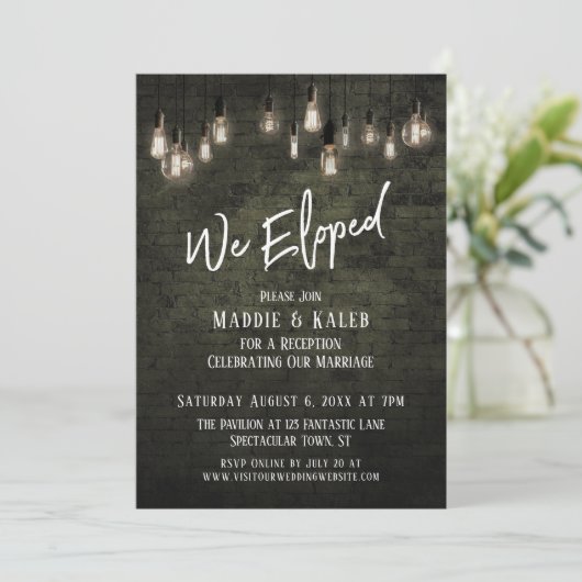 エジソン電球が灯るレンガの壁の結婚式の案内状 私たちは駆け落ちしました 招待状 (スタンド正面)