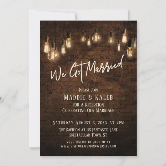 エジソン電球が飾られたレンガの結婚しました 招待状 (正面)
