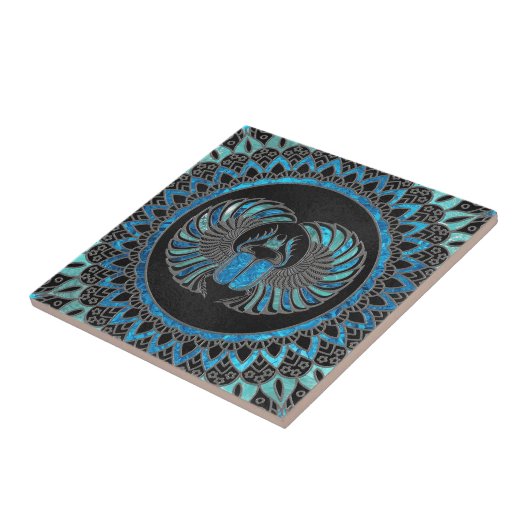 エジプトのオオタマオシコガネのカブトムシ-金ゴールドおよび青いガラス タイル (側面)