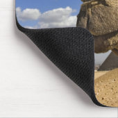 エジプトのギザのピラミッドの前でラクダ マウスパッド (コーナー)