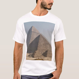 エジプトのギザの青い空の下にあるピラミッド群 Tシャツ