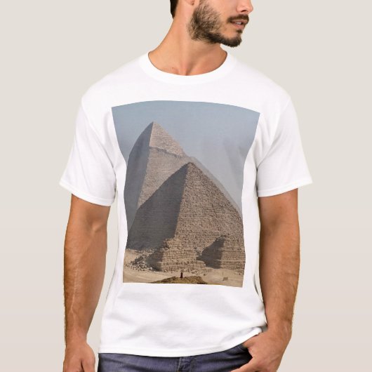 エジプトのギザの青い空の下にあるピラミッド群 Tシャツ (正面)