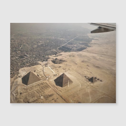 エジプトのピラミッドの空中写真 (正面)