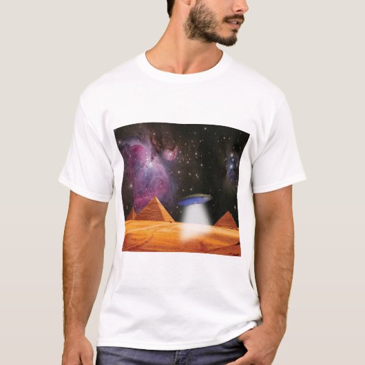 エジプトのピラミッドGiza Meets宇宙とUFO Tシャツ (正面)