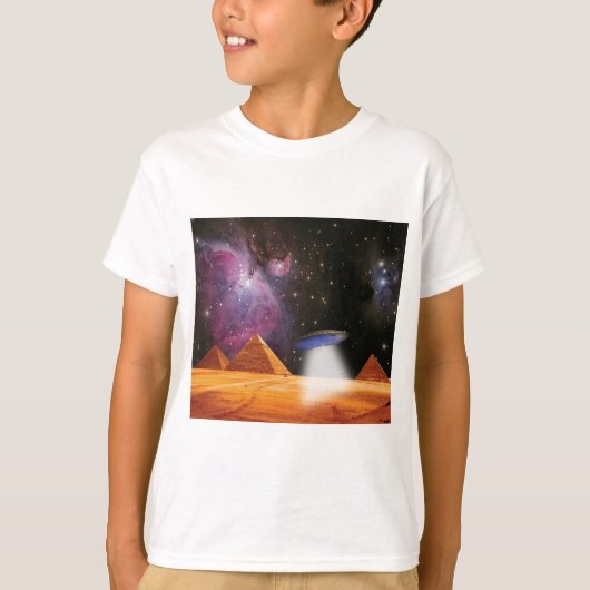 エジプトのピラミッドGiza Meets宇宙とUFO Tシャツ (正面)