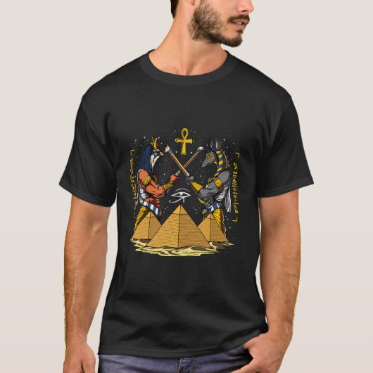エジプトの神アヌビスホルス古代ピラミッドAnkh Hi Tシャツ (正面)