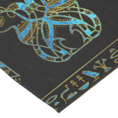 エジプト猫の金ゴールドおよび青のステンドグラス ショートテーブルランナー (コーナー)