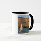 エジプト、アスワン、ナイル川、フェルッカ帆船 マグカップ (正面右)