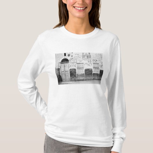 エジプト アスワン 装飾のある家 Tシャツ (正面)